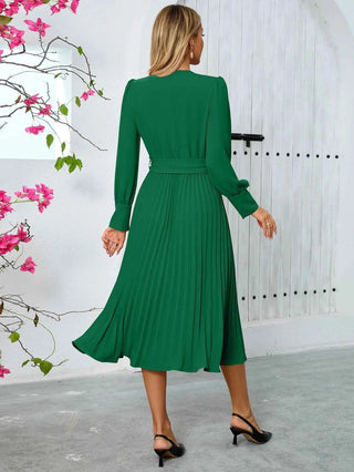 amalia – plissiertes midikleid mit gürtel und v-ausschnitt
