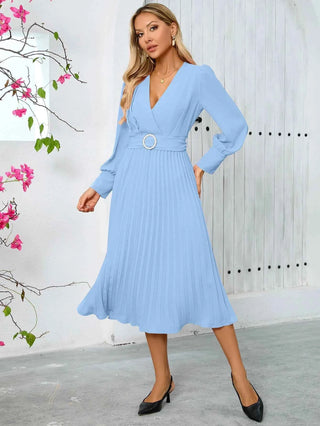 amalia – plissiertes midikleid mit gürtel und v-ausschnitt