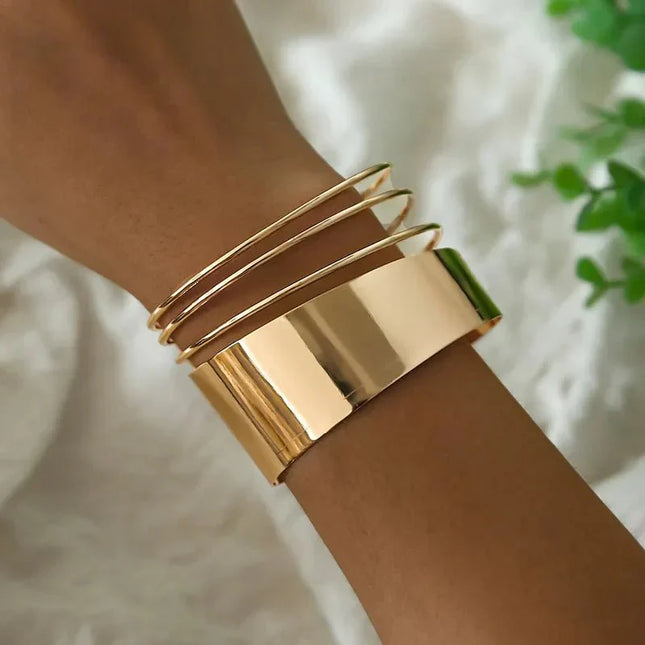 Mila – Damenarmband mit Spiral-Design und breiter Glanzfläche
