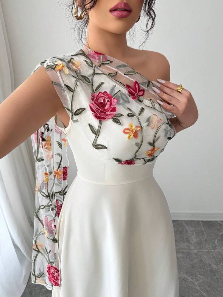 Elegant maxi dress for wedding with floral appliqué