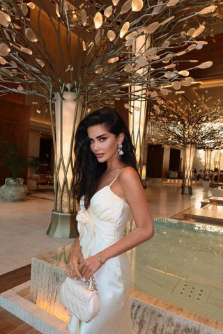 Elena – Maxikleid in Elfenbein mit Rüschen & Rosendetail - Cecile LavelleS