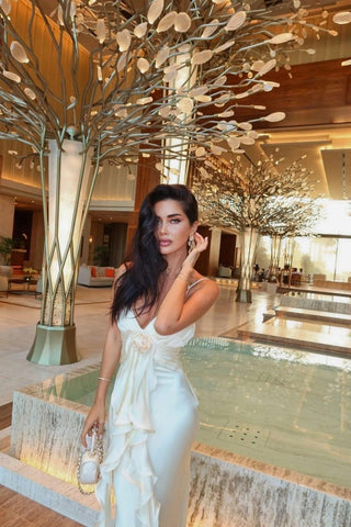 Elena – Maxikleid in Elfenbein mit Rüschen & Rosendetail - Cecile LavelleS