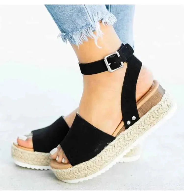 Elin – Plateau-sandalen med flettet bastsål og ankelrem