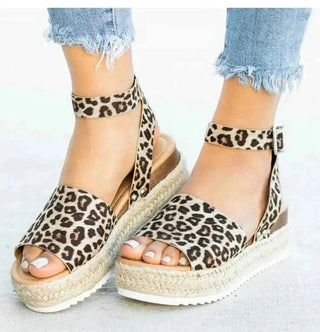 Elin – Plateau - Sandalen mit geflochtener Bastsohle und Knöchelriemen - Cecile LavelleLeopard