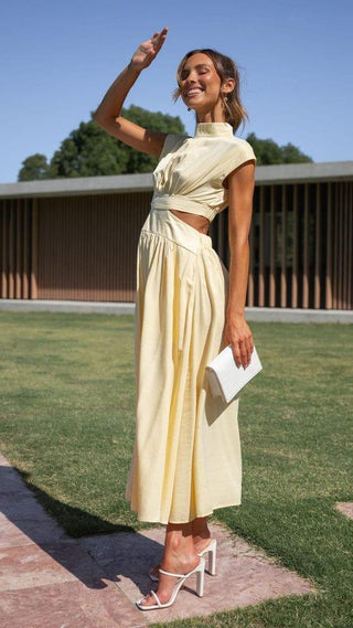 Elina – Midikleid mit Cut - Outs, Stehkragen und eleganter Taillierung - Cecile LavelleGelb