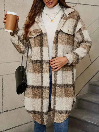 Elisa – Kariertes Damen Trenchcoat aus Teddy - Stoff mit Knopfleiste - Cecile LavelleKhaki