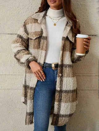 Elisa – Kariertes Damen Trenchcoat aus Teddy - Stoff mit Knopfleiste - Cecile LavelleKhaki