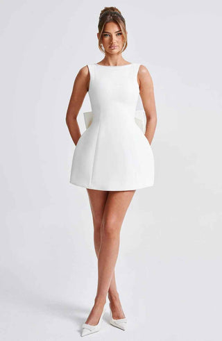 Celestine – Minikleid mit Rückenausschnitt & opulenter Schleife