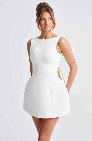 Celestine – Minikleid mit Rückenausschnitt & opulenter Schleife
