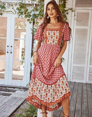 Elora – boho maxikleid mit floralem patchwork - print, quadrat - ausschnitt und volantrock - Cecile LavelleRosa