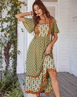 Elora – boho maxikleid mit floralem patchwork - print, quadrat - ausschnitt und volantrock - Cecile LavelleGelb
