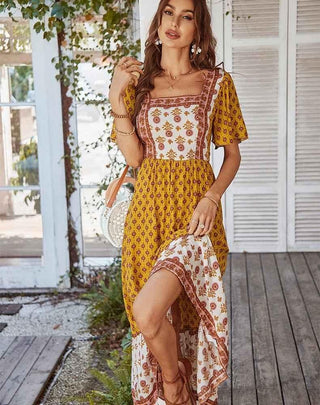 Elora – boho maxikleid mit floralem patchwork - print, quadrat - ausschnitt und volantrock - Cecile LavelleGelb