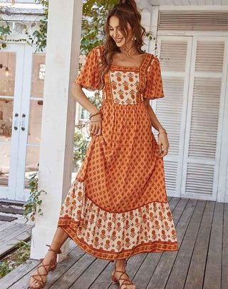 Elora – boho maxikleid mit floralem patchwork - print, quadrat - ausschnitt und volantrock - Cecile LavelleRosa