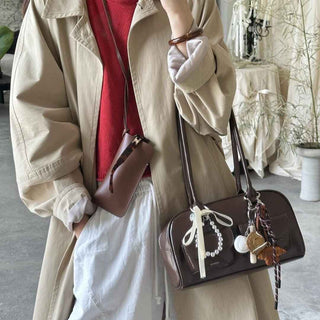 Emilia – Vintage-inspirierte Handtasche in Dunkelbraun mit Zieranhängern