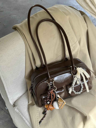 Emilia – Vintage-inspirierte Handtasche in Dunkelbraun mit Zieranhängern