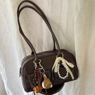 Emilia – Vintage - inspirierte Handtasche in Dunkelbraun mit Zieranhängern - Cecile LavelleBraun