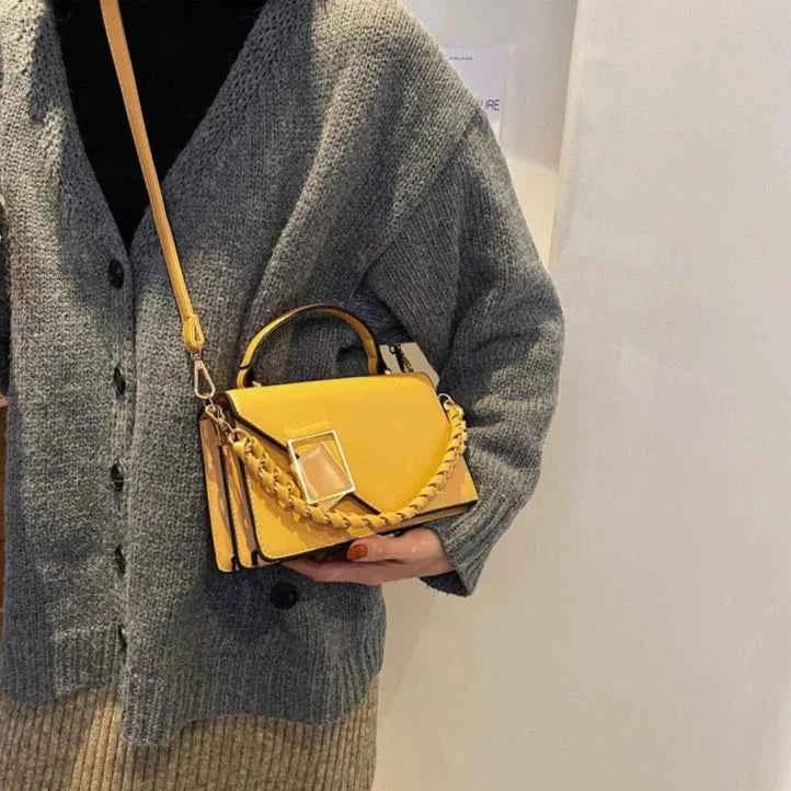 Emma – Textured crossbody bag with chain detail and geometric clasp