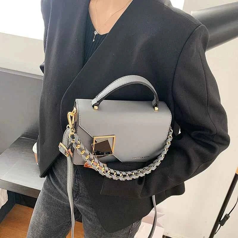 Emma – Textured crossbody bag with chain detail and geometric clasp