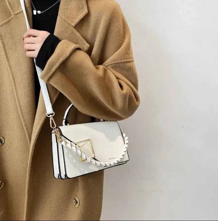 Emma – Textured crossbody bag with chain detail and geometric clasp