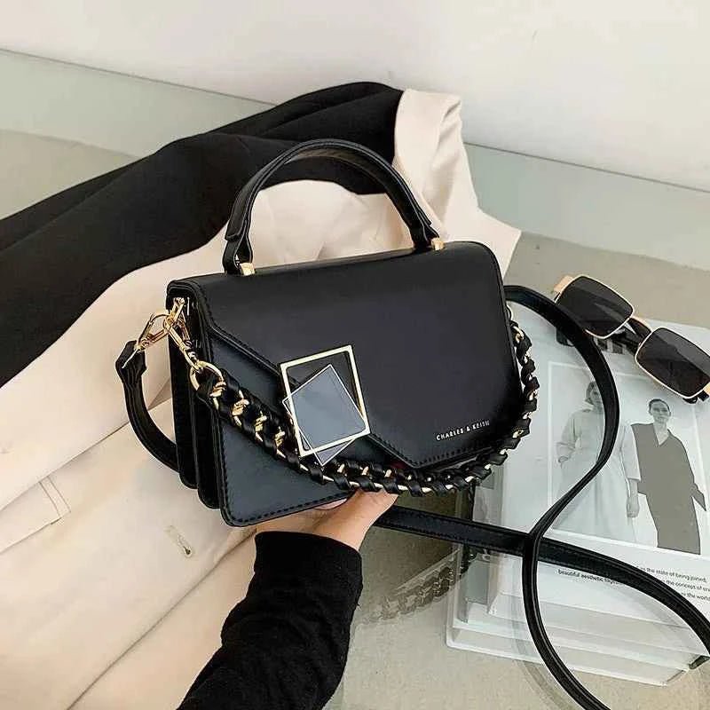 Emma – Textured crossbody bag with chain detail and geometric clasp