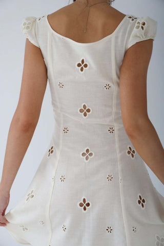 Figurbetontes Midi Kleid Mit Cut - Out Ausschnitt - Cecile LavelleWeiß