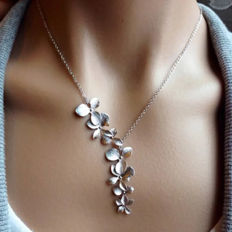 Fleur – Floral Necklace in Silver Look