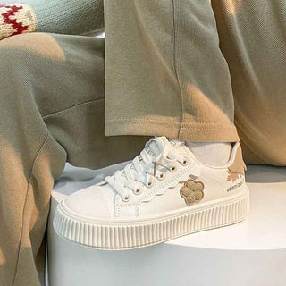 Flora – Verspielte Sneaker mit Blumen - Patch & Plateau - Sohle - Cecile LavelleWeiss