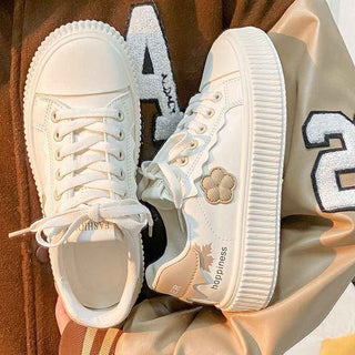 Flora – Verspielte Sneaker mit Blumen - Patch & Plateau - Sohle - Cecile LavelleWeiss