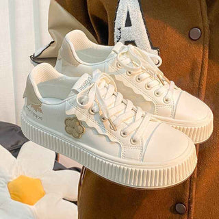 Flora – Verspielte Sneaker mit Blumen - Patch & Plateau - Sohle - Cecile LavelleWeiss