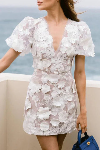 Florales Minikleid Mit 3D - Blumen Und V - Ausschnitt - Cecile LavelleWeiß