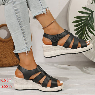Keilabsatz Sandalen mit Cut - Out Riemen - Cecile LavelleSchwarz