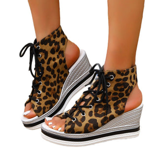 Keilabsatz Sandalen mit Cut - Out Riemen - Cecile LavelleLeopard