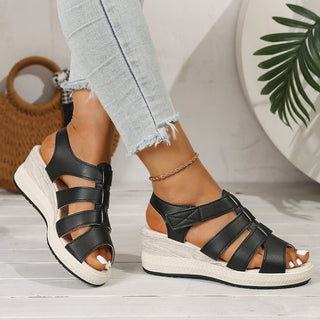 Keilabsatz Sandalen mit Cut - Out Riemen - Cecile LavelleSchwarz