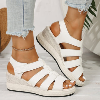 Keilabsatz Sandalen mit Cut - Out Riemen - Cecile LavelleSchwarz