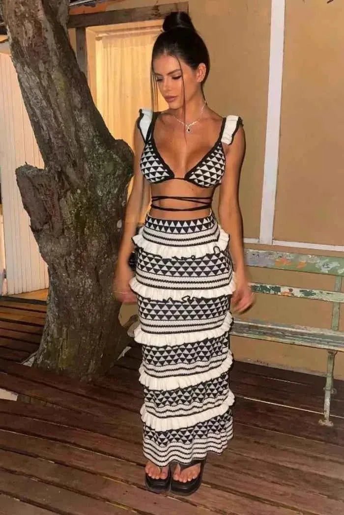 laís – knitted two-piece with ruffles & black-and-white triangle top