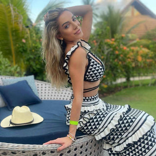 laís – gestrickter zweiteiler mit rüschen & triangle - top in schwarz - weiß - Cecile LavelleSchwarz - weiss