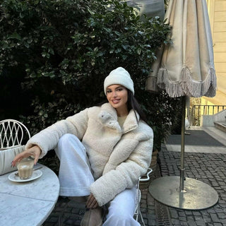 Léa – Kuschelweiche Teddyjacke mit Stehkragen & Oversize - Fit - Cecile LavelleBeige