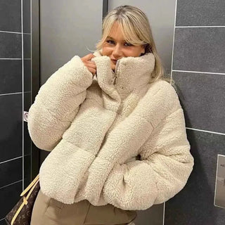 Léa – Kuschelweiche Teddyjacke mit Stehkragen & Oversize - Fit - Cecile LavelleBeige