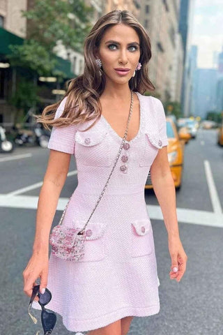 Léonie – Kurzes Bouclé - Kleid mit Zierknöpfen in Pastellrosa - Cecile LavelleRosa