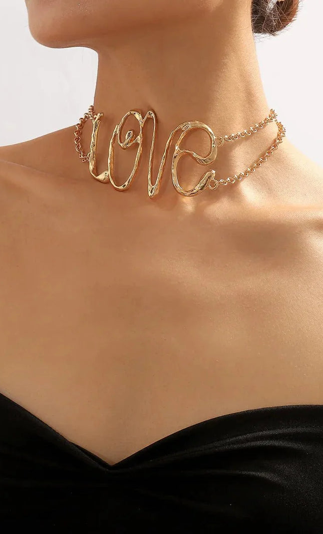 LOVE Statement Choker – Vergoldete Halskette mit Kettendetail