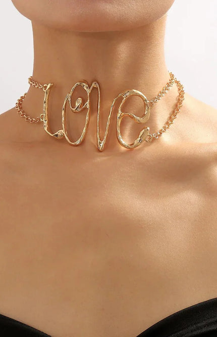 LOVE Statement Choker – Vergoldete Halskette mit Kettendetail