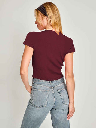 Mia – Geripptes Kurzarmtop mit Satinschleifen und Cut-out-Detail