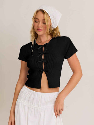 Mia – Geripptes Kurzarmtop mit Satinschleifen und Cut-out-Detail