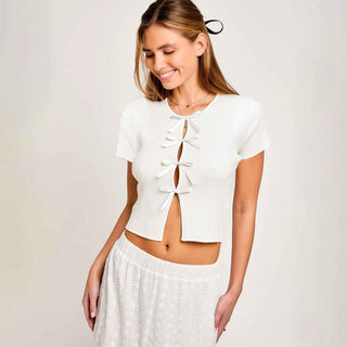 Mia – Geripptes Kurzarmtop mit Satinschleifen und Cut-out-Detail