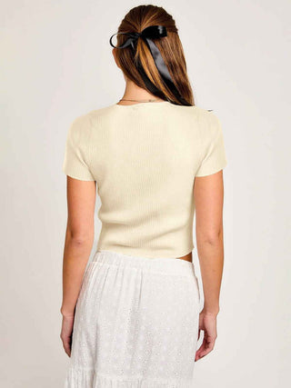 Mia – Geripptes Kurzarmtop mit Satinschleifen und Cut-out-Detail