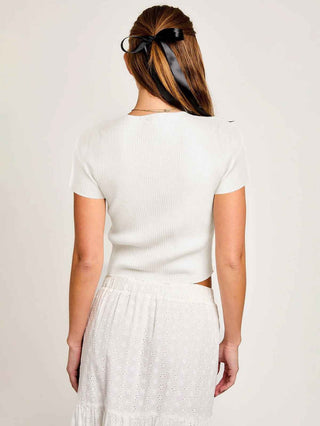 Mia – Geripptes Kurzarmtop mit Satinschleifen und Cut-out-Detail