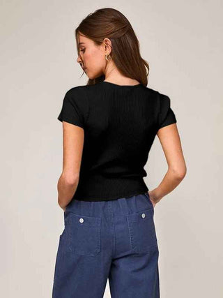 Mia – Geripptes Kurzarmtop mit Satinschleifen und Cut-out-Detail