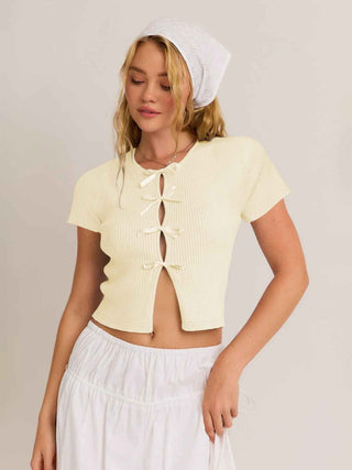Mia – Geripptes Kurzarmtop mit Satinschleifen und Cut-out-Detail