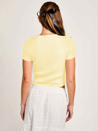 Mia – Geripptes Kurzarmtop mit Satinschleifen und Cut-out-Detail
