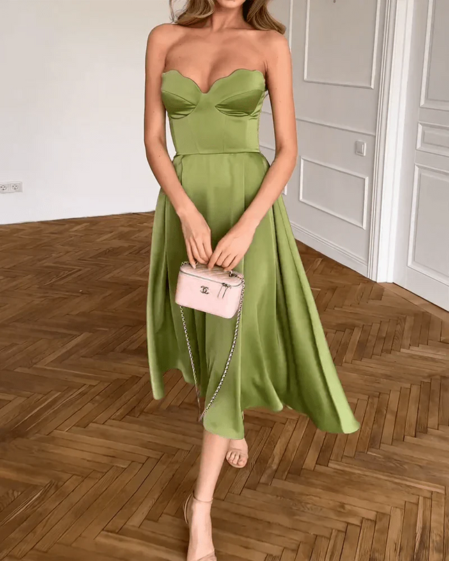 Mira – Midikleid im Satin-Look mit Herzausschnitt und schwingendem Rock